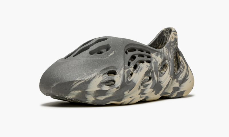 Yeezys Foam RNNR MXT Moon Gray