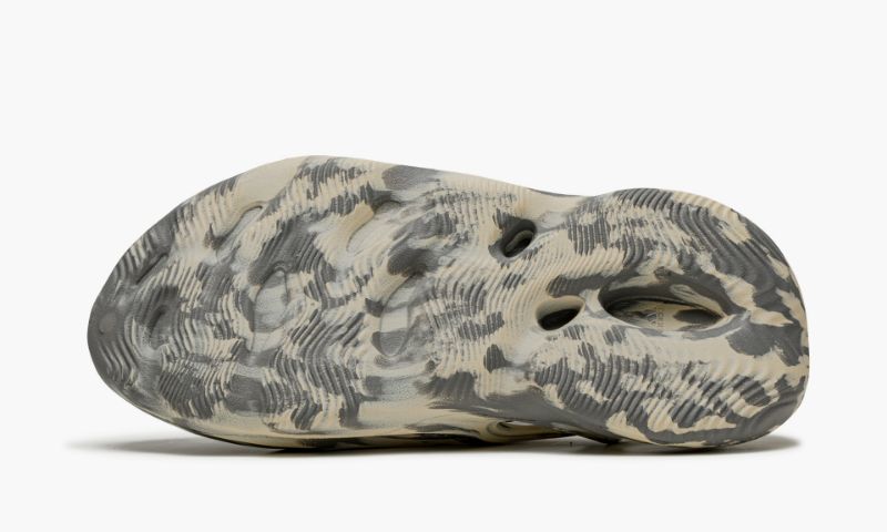 Yeezys Foam RNNR MXT Moon Gray
