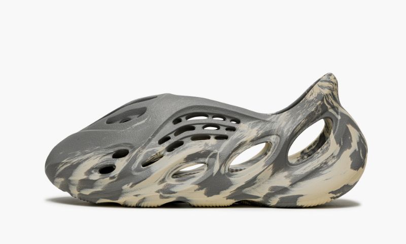 Yeezys Foam RNNR MXT Moon Gray