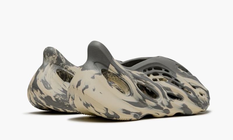 Yeezys Foam RNNR MXT Moon Gray